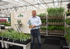 Erwin Kluver van The Natural World. In Nooddorp kweekt men allerlei planten, in het bijzonder Aziatische kruiden bestemd voor de Nedelandse supermarkt. In het kader van ‘Natural’ worden er bij het kweken geen bestrijdingsmiddelen gebruikt.